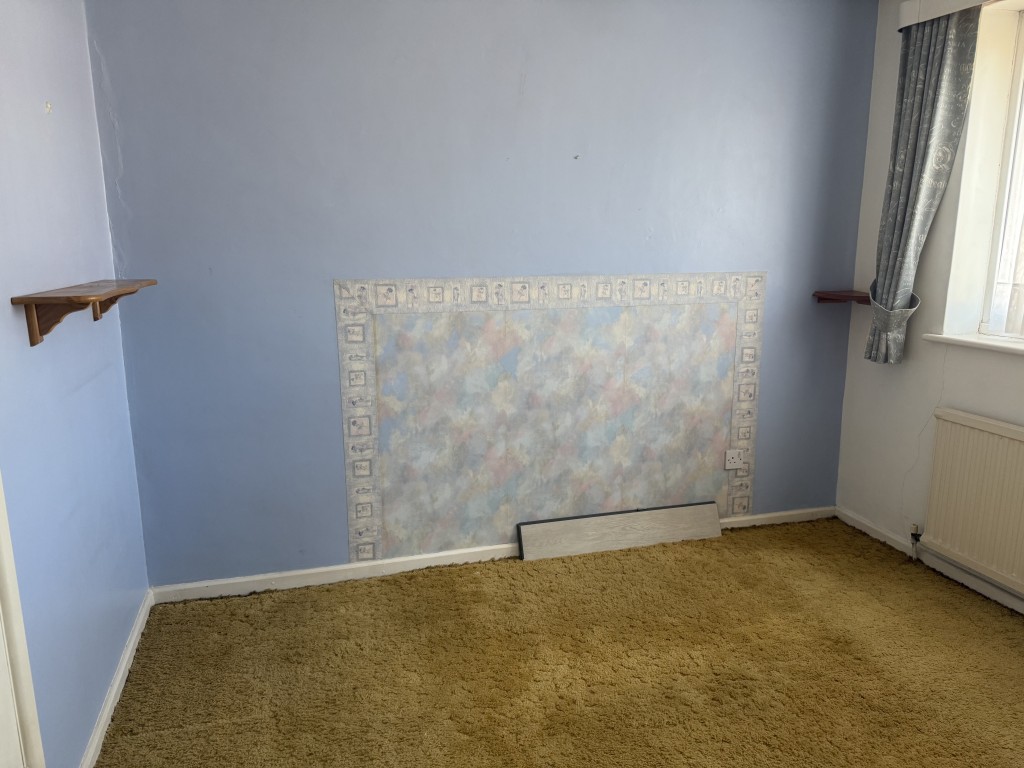 Lot: 146 - THREE-BEDROOM END-TERRACE HOUSE WITH GARAGE - First floor second bedroom with wardrobe